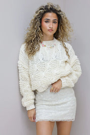 halfbody studiofoto van creme trui met rok