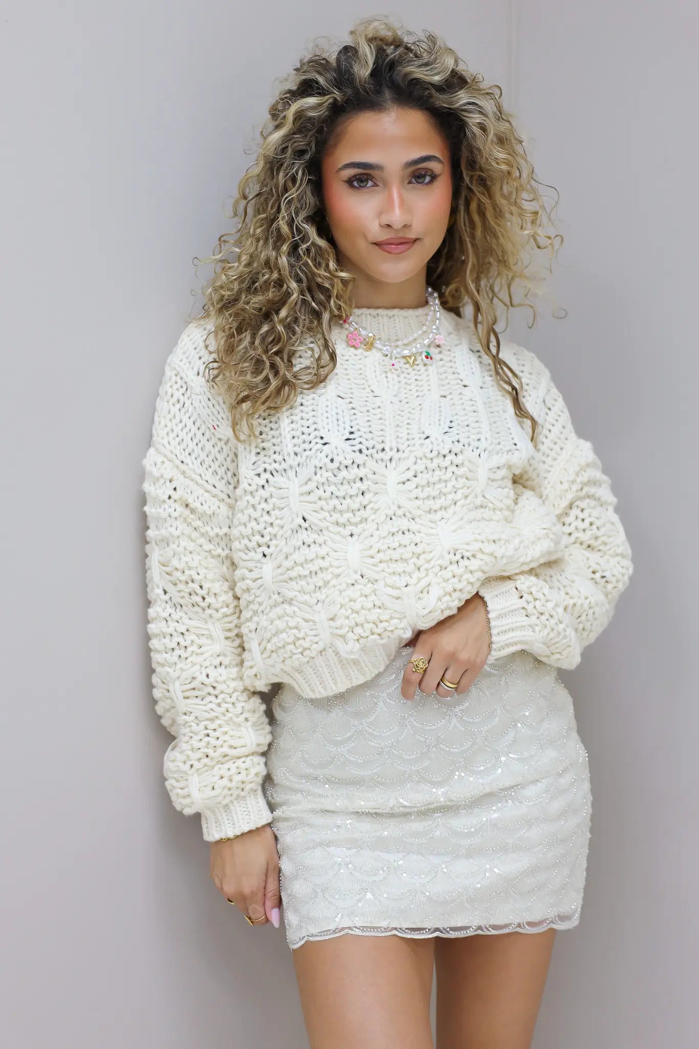 tweede halfbody studiofoto van creme trui met rok