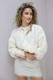 studioportret van creme trui met rok