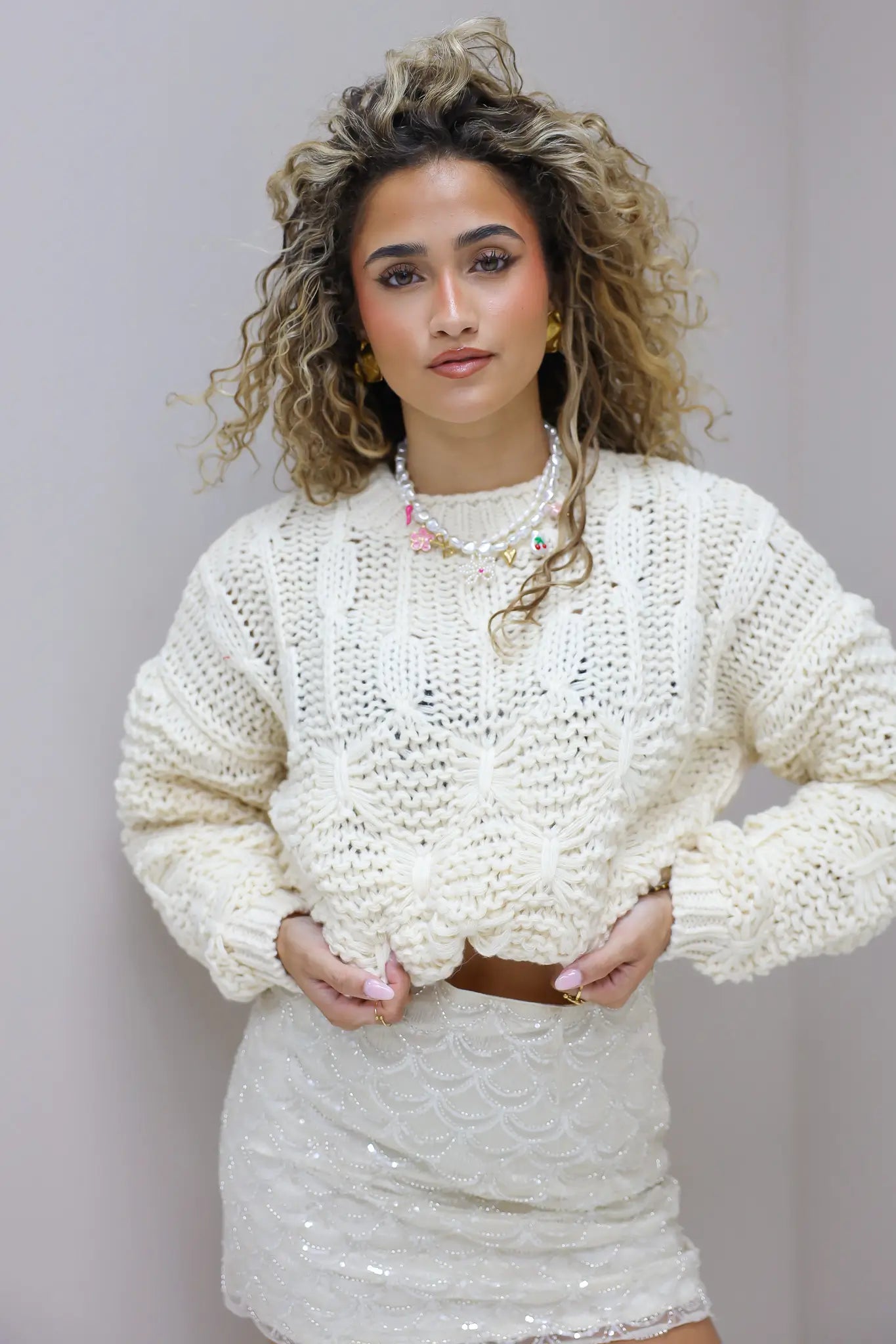 studiofoto van creme trui met model zijaanzicht