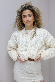 studiofoto van creme trui met model zijaanzicht