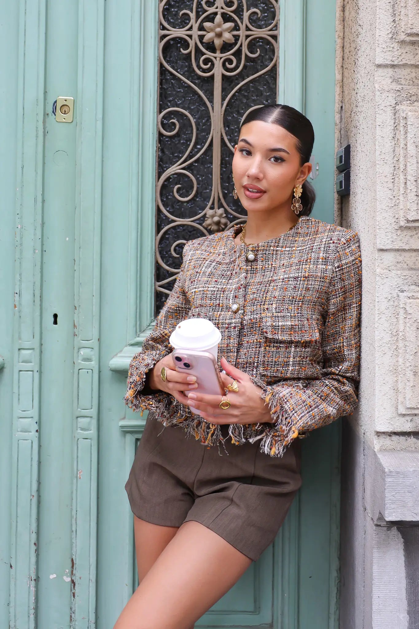 model draagt tweed jasje en laarzen op straat