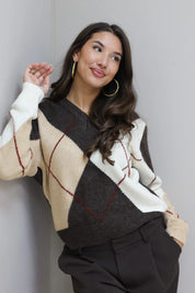 close up van model met beige bruine v hals ruit trui