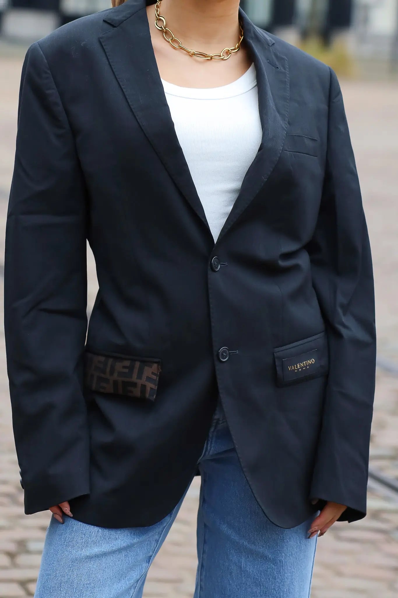 Detail van de zakken van de reworked Valentino blazer zwart