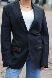 Detail van de zakken van de reworked Valentino blazer zwart