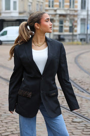 Reworked Valentino blazer zwart gedragen op straat