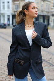 Voorkant van de reworked Valentino blazer in zwart