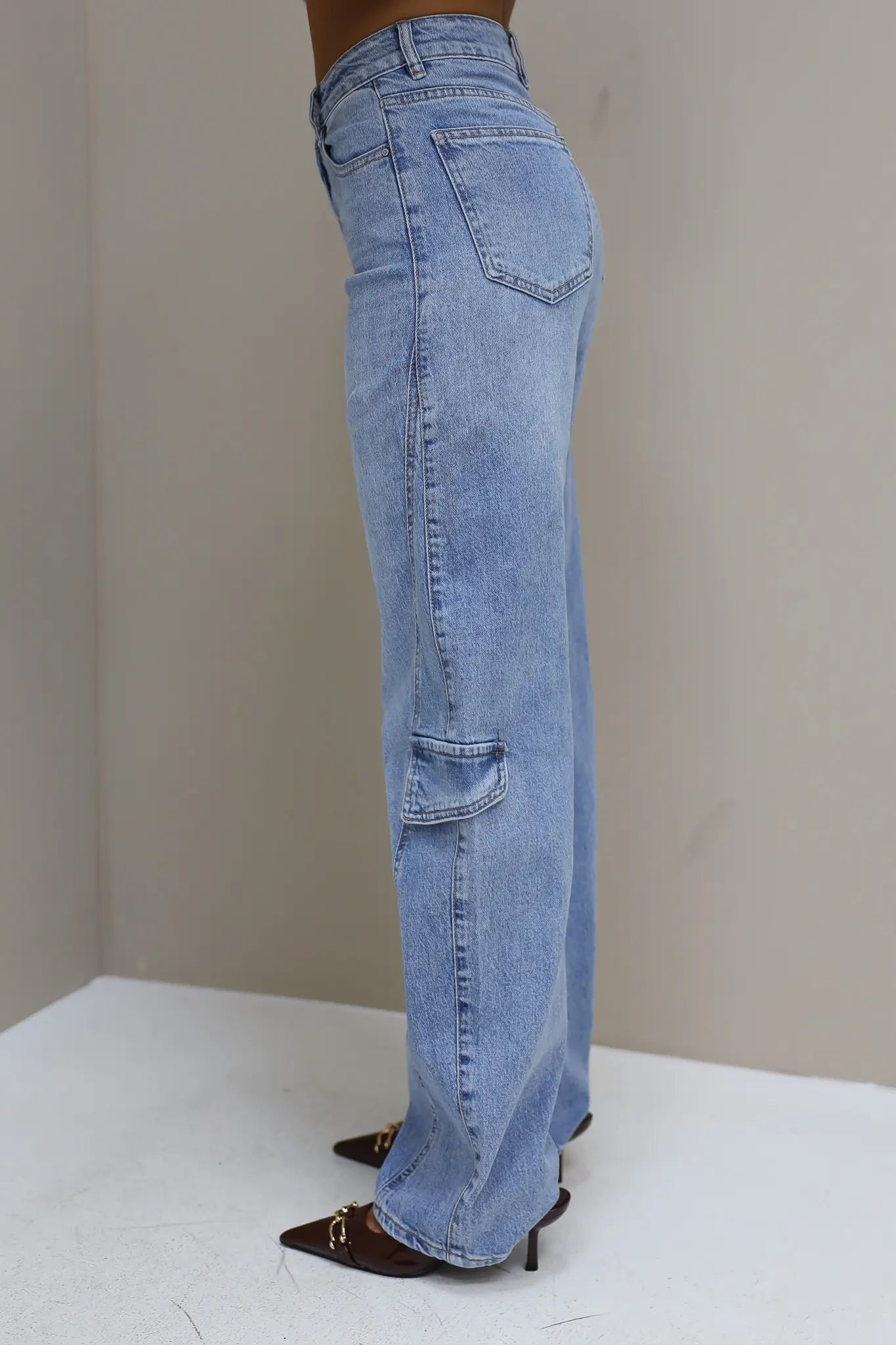 lichte wide barrel jeans in volledige look