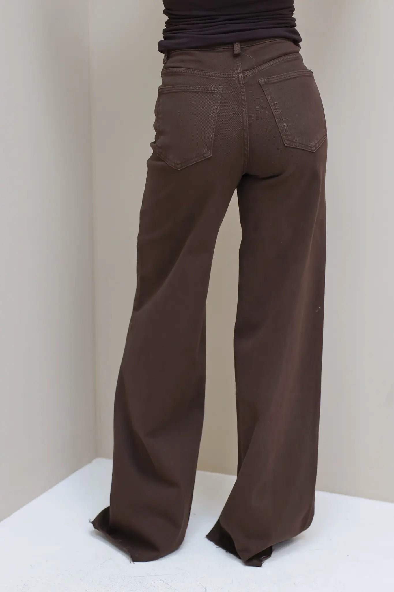 Achterkant van de jeans, zicht op zakken en wijde pijpen