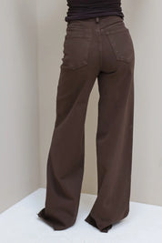 Achterkant van de jeans, zicht op zakken en wijde pijpen