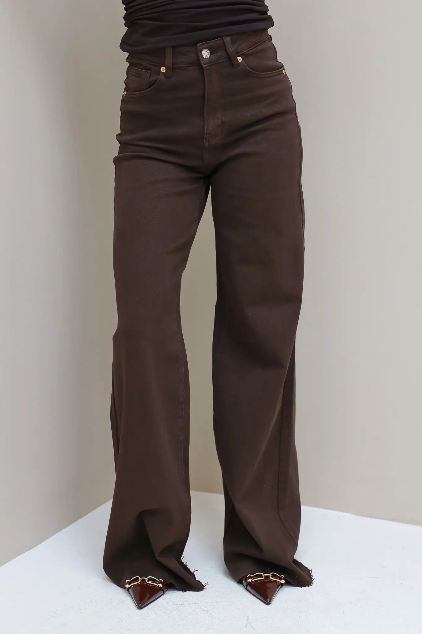 Close-up van de taille en knoopsluiting van de jeans