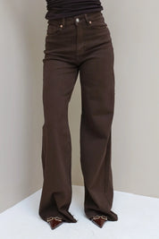 Close-up van de taille en knoopsluiting van de jeans