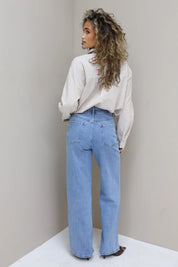 model draagt wide leg jeans high rise full length