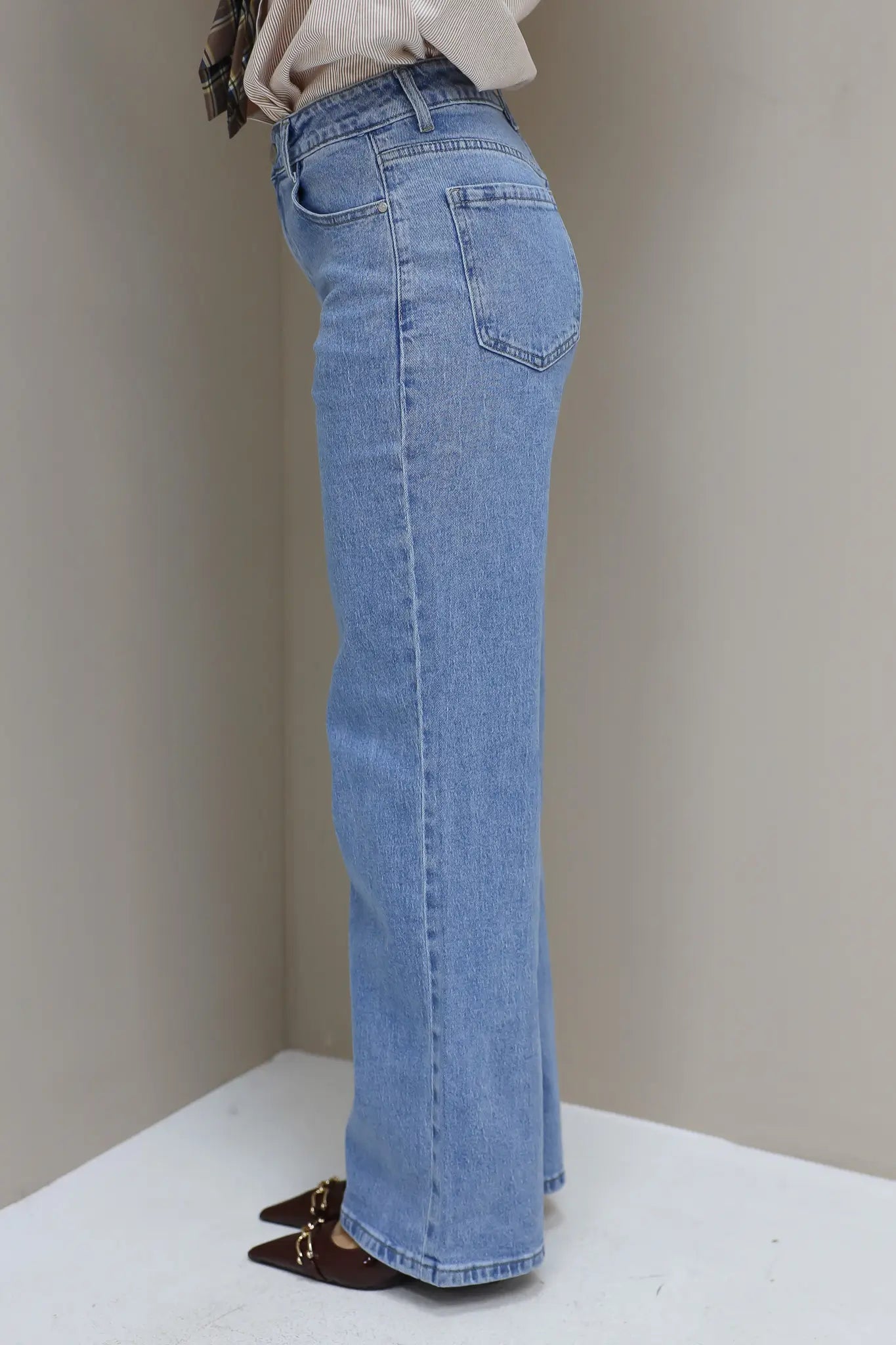 zijaanzicht van lichtblauwe wide leg jeans high rise dames