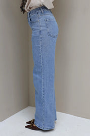 zijaanzicht van lichtblauwe wide leg jeans high rise dames