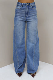 close up van lichtblauwe high waist wide leg jeans