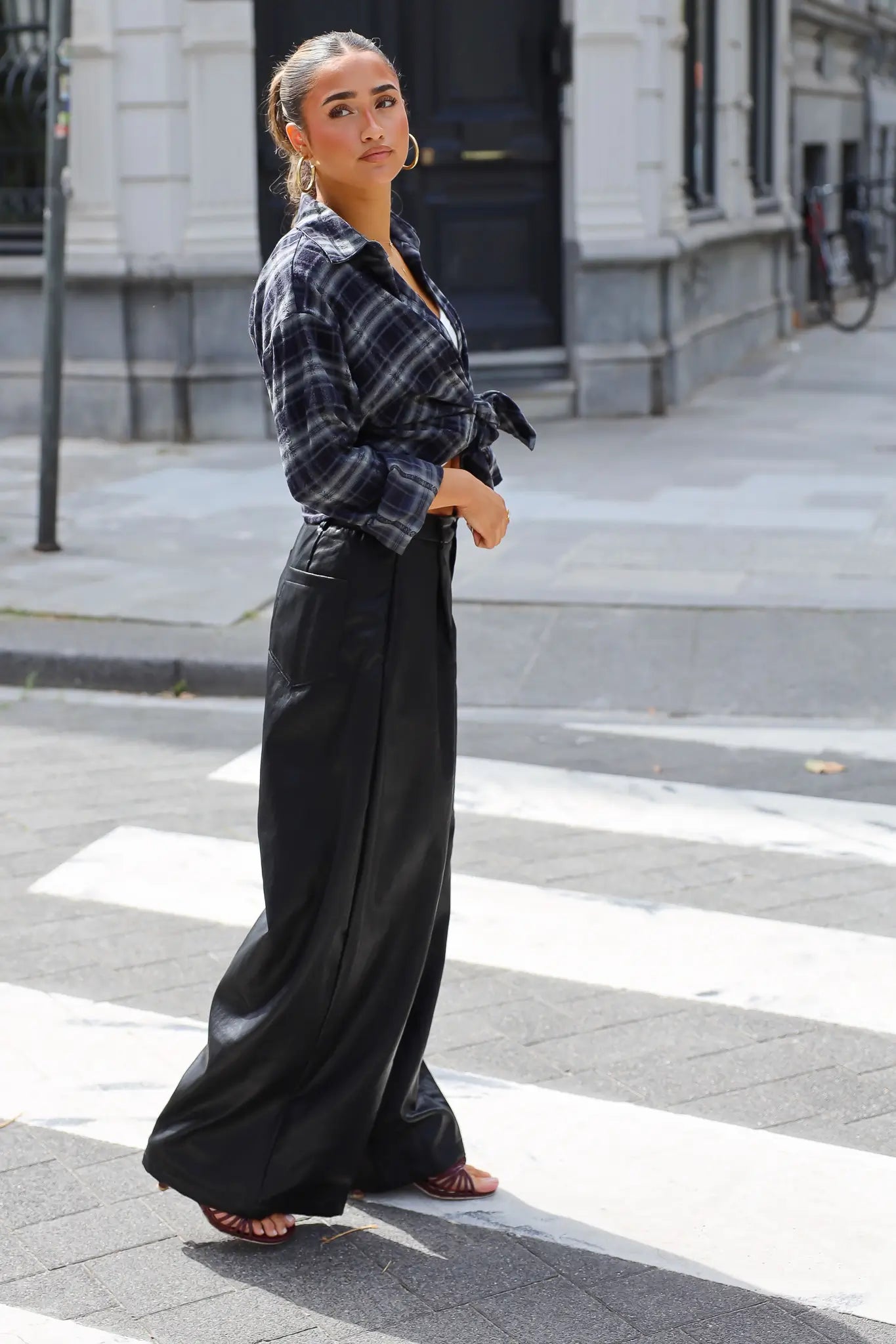 Zwarte wide leg leather look broek gecombineerd in een outfit