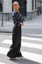 Zwarte wide leg leather look broek gecombineerd in een outfit