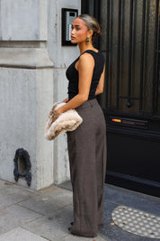 Taupe pantalon van de zijkant met hoge taille plooien en lange wijde broekspijpen