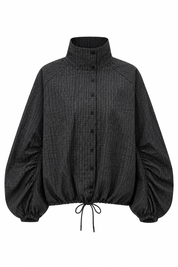 Zwarte windbreaker jas met ruitjesprint hoge kraag knoopsluiting ballonmouwen en aantrekkoord onderaan op witte achtergrond