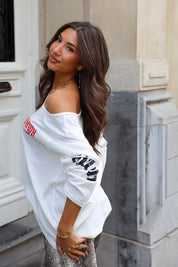 Wit shirt met print dames off shoulder gedragen