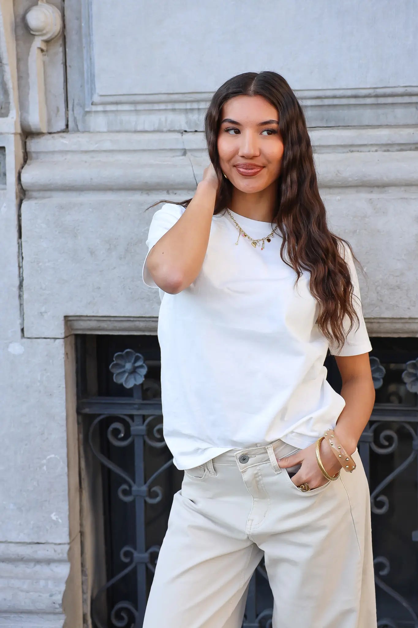 model draagt wit shirt korte mouwen dames ladylike