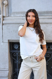 model draagt wit shirt korte mouwen dames ladylike