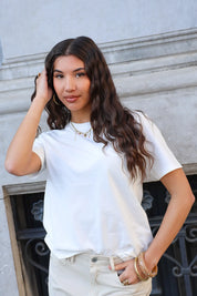 model draagt wit t shirt dames korte mouwen ladylike