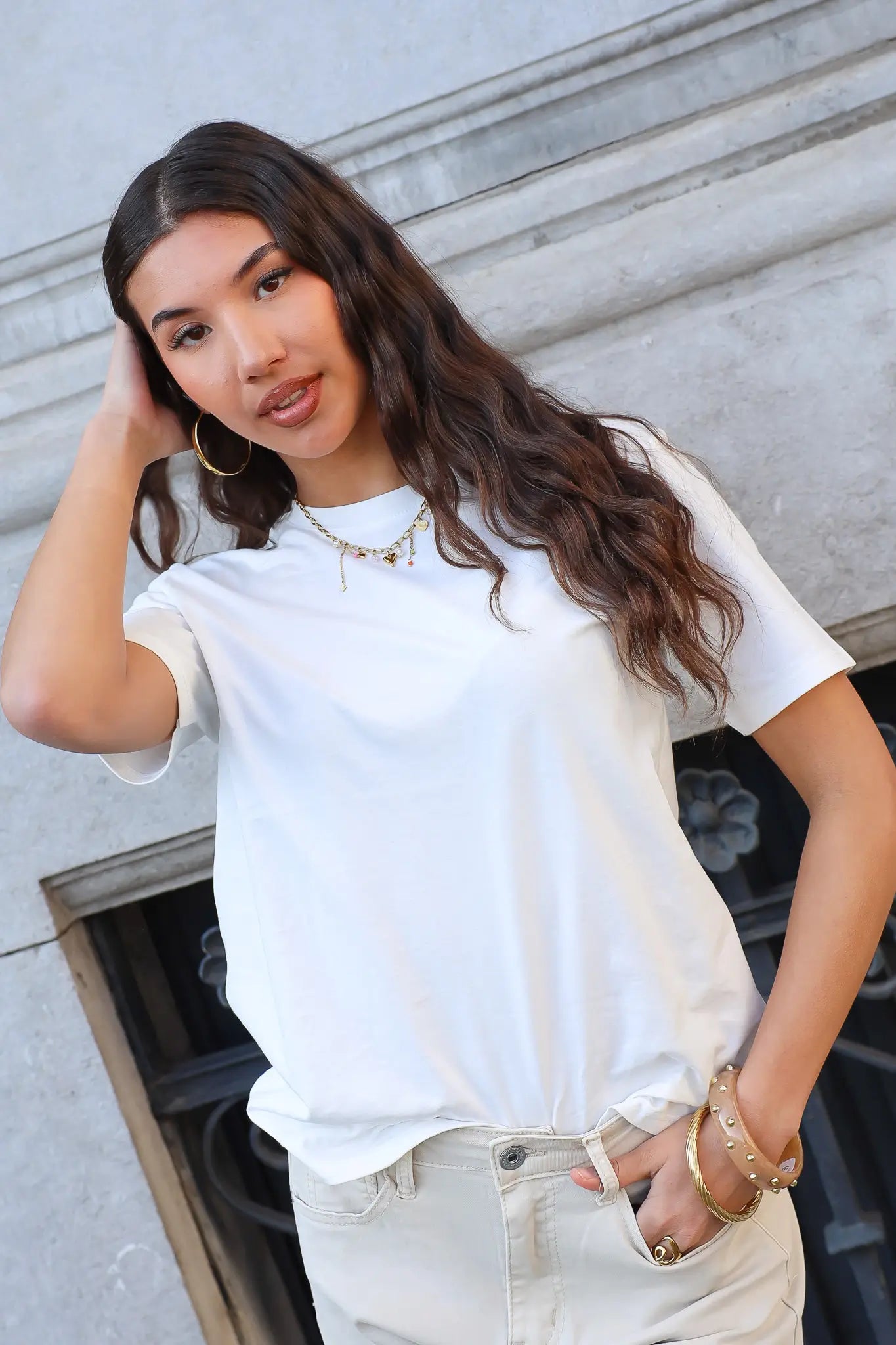 model draagt wit t shirt korte mouwen dames outfit ladylike