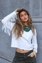 model draagt wit t shirt met franjes aan de mouwen dames ladylike