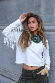 model draagt wit t shirt met lange mouwen en franjes dames ladylike