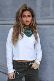 model draagt wit t shirt met franjes lange mouwen detail dames ladylike