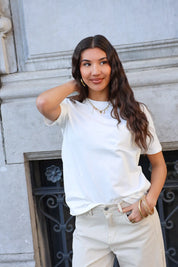 model draagt wit t shirt korte mouwen dames ladylike