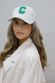 model draagt witte pet dames portret foto