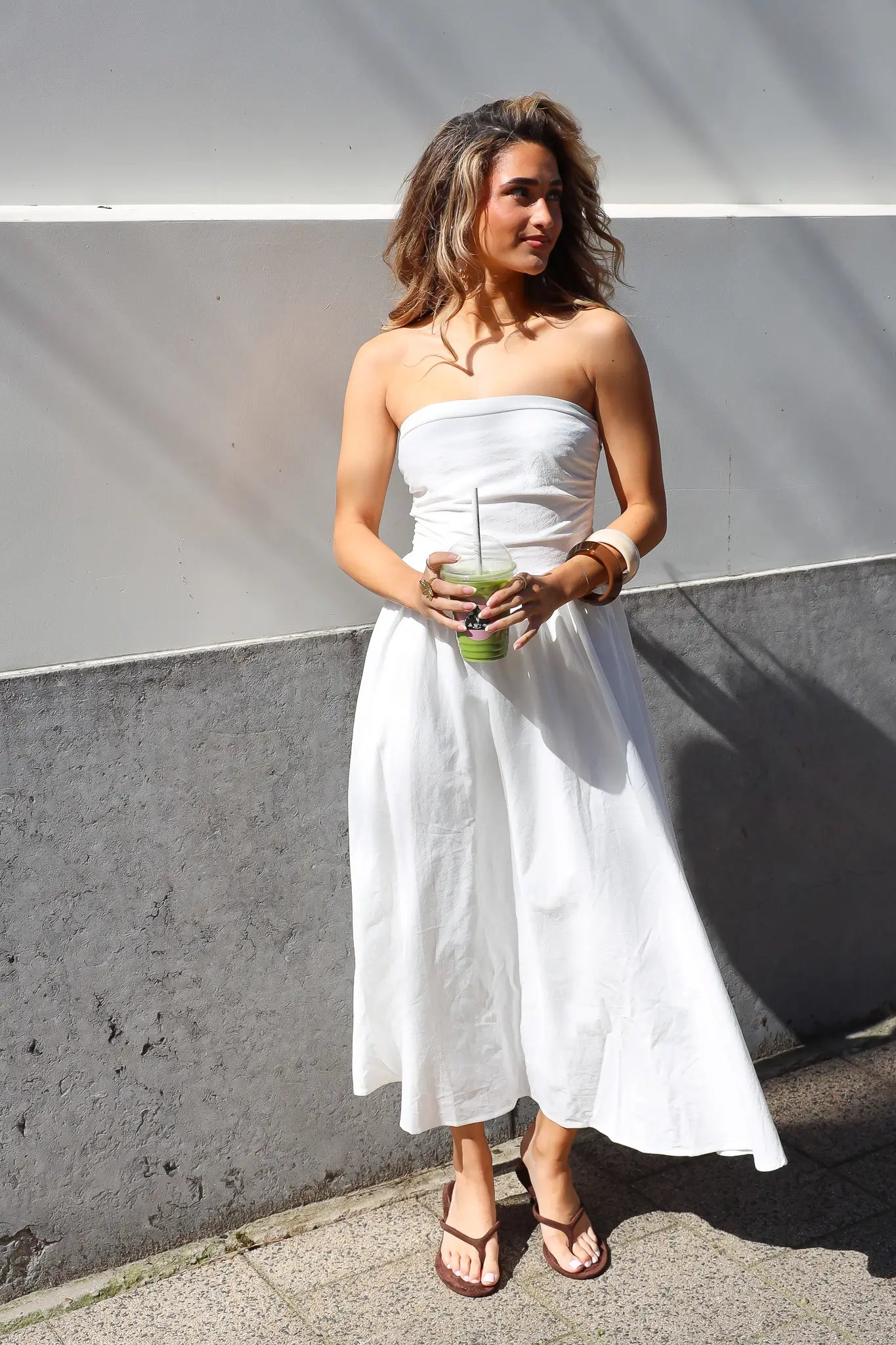 Close up van witte strapless jurk
