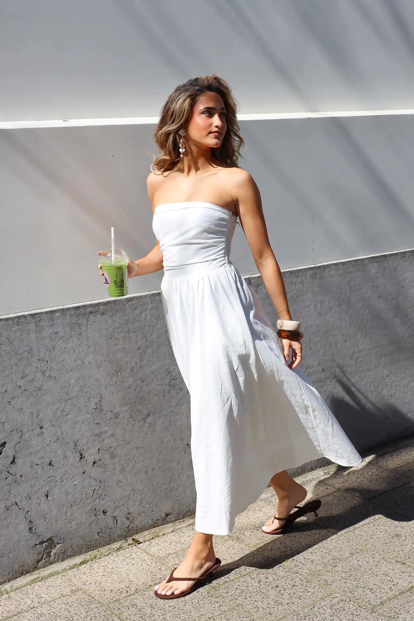 Witte strapless maxi jurk dames full body outfit buiten