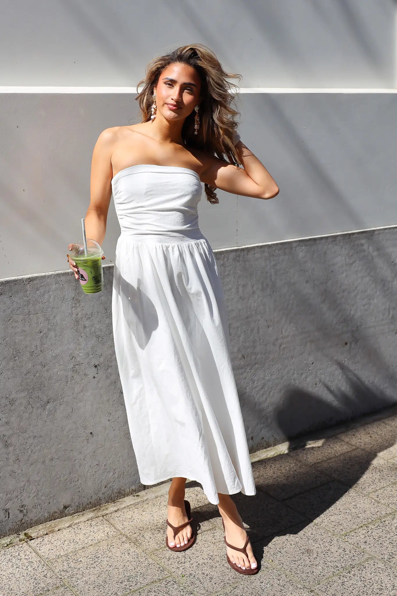 Witte strapless maxi jurk dames lopend met sandalen
