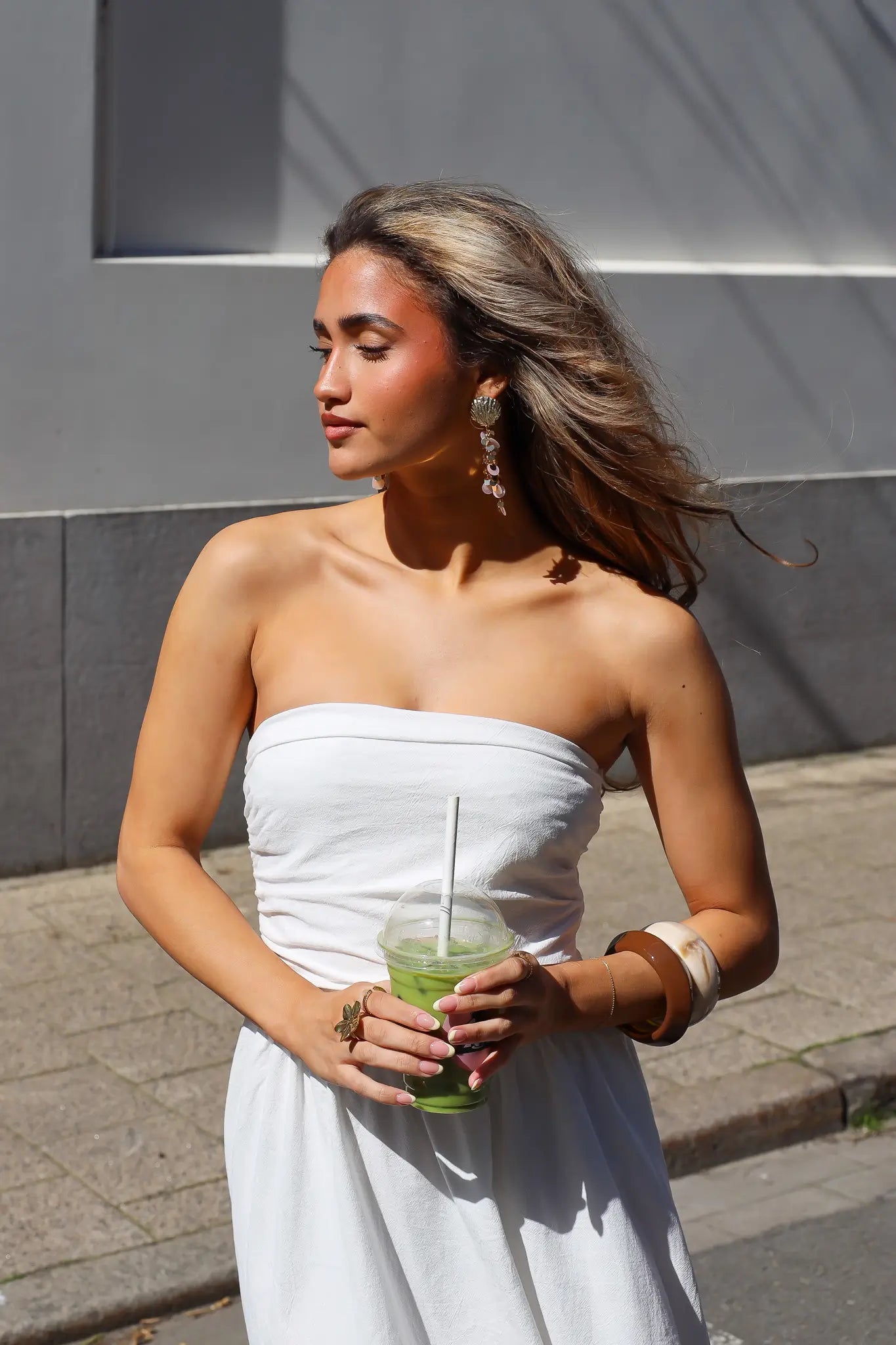 Witte maxi jurk streetstyle dames outfit
