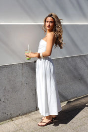 Witte strapless maxi jurk dames zijaanzicht met sandalen