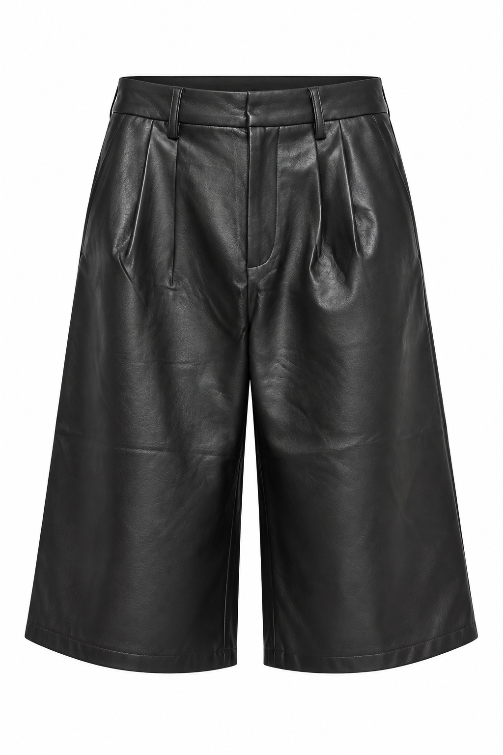 Detail van zwarte faux leather bermuda met plooien aan de voorkant en brede broekspijpen