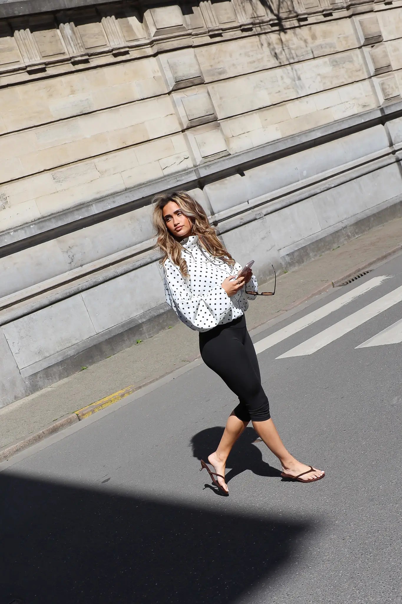Zwarte capri legging met blouse outfit
