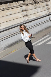 Zwarte capri legging met blouse outfit
