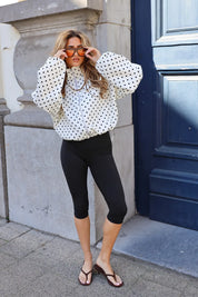 Zwarte capri legging met roze blouse dames
