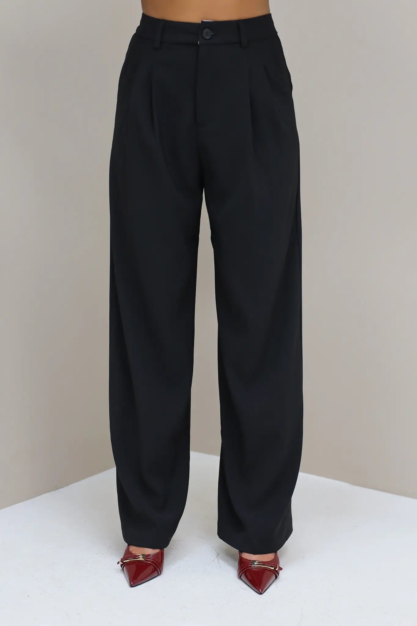 Zwarte pantalon vooraanzicht op witte achtergrond