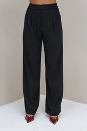 Zwarte pantalon vooraanzicht op witte achtergrond