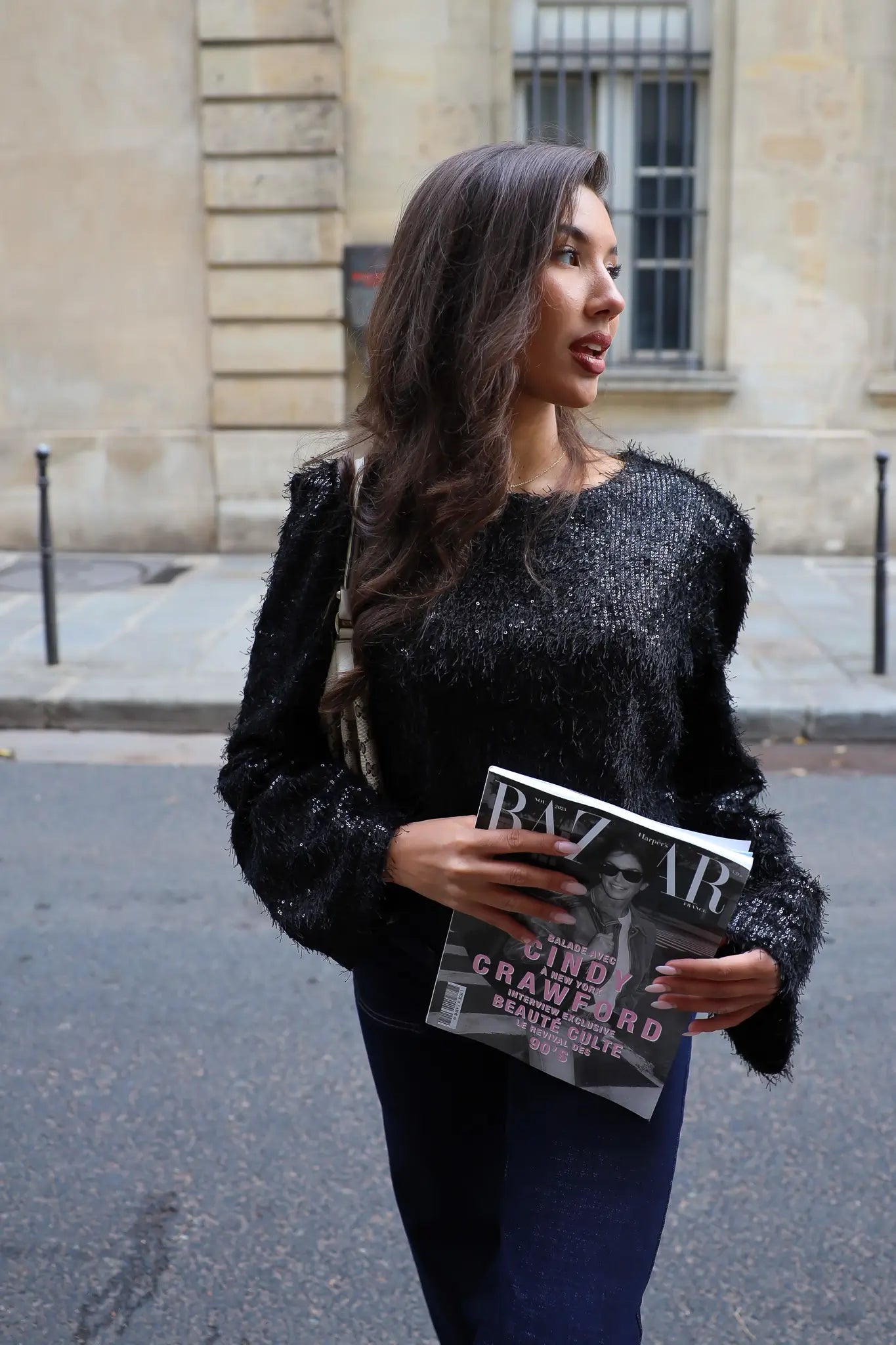 zwarte party top model vooraanzicht buiten met magazine