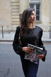 zwarte party top model vooraanzicht buiten met magazine